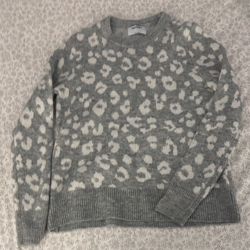 Old Navy Gray and White Cheetah Patterned Sweater